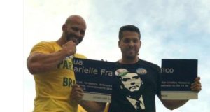 Daniel Silveira e Rodrigo Amorim com a placa quebrada de Marielle