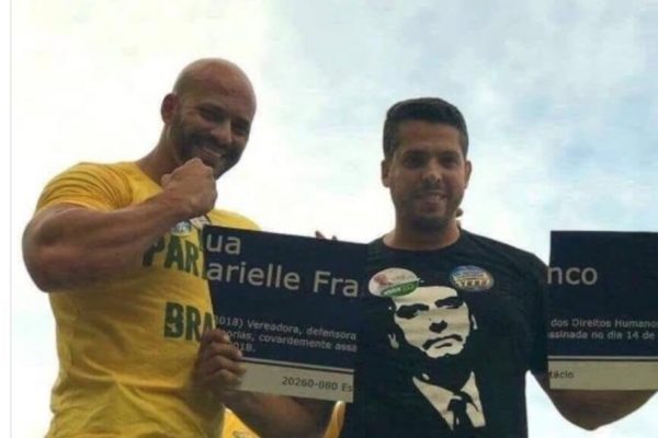 Daniel Silveira e Rodrigo Amorim com a placa quebrada de Marielle