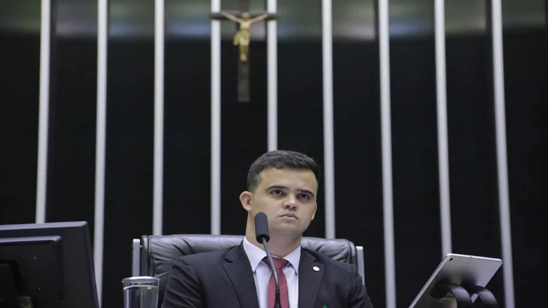 PT entra com representação contra deputado