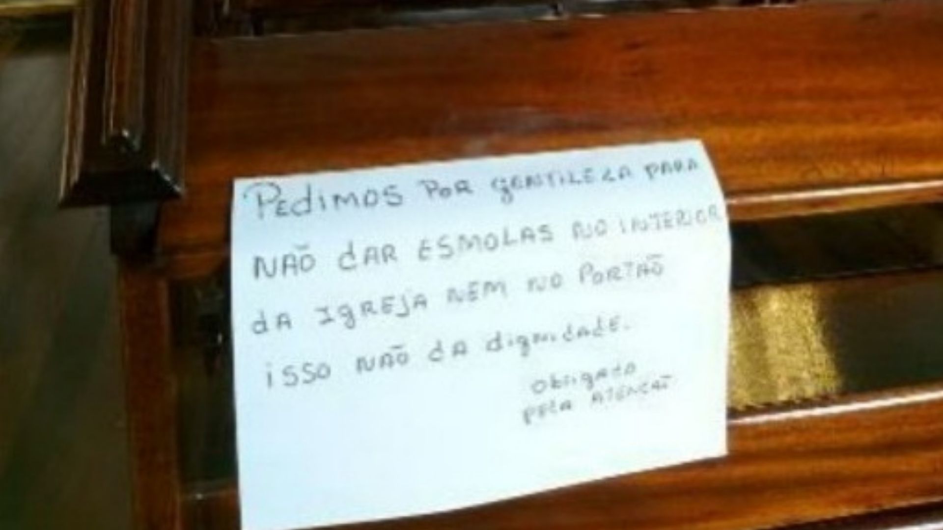 cartaz contra esmolas é colado em banco de igreja e é crititcado por Julio Lancellotti