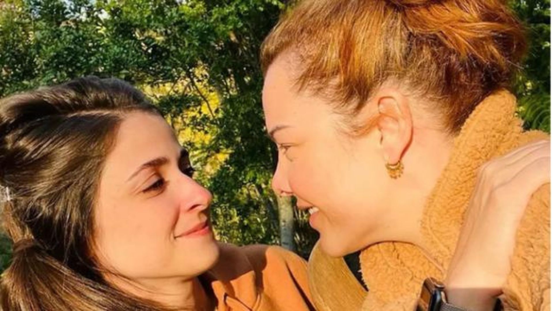 Fernanda Souza pposta foto com namorada e assume bissexualidade