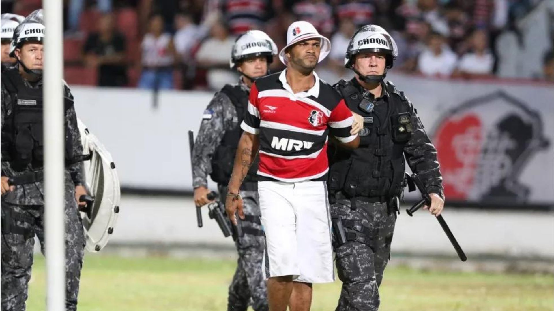 Torcedor do Santa Cruz invade estádio e “ensina” goleiro a defender