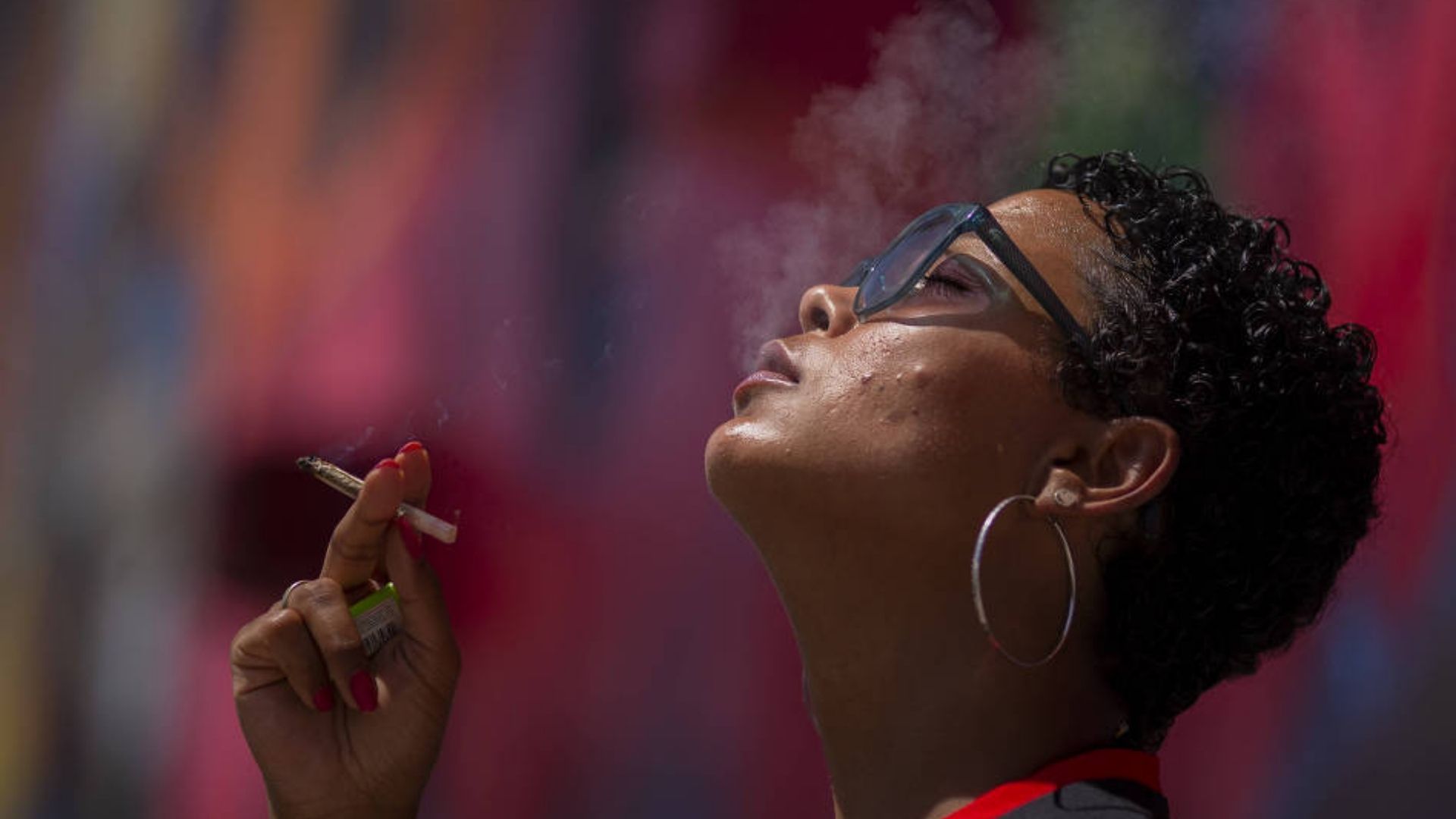 paciente entra no pais com autorização d ajustiça para usar maconha com fins medicinais