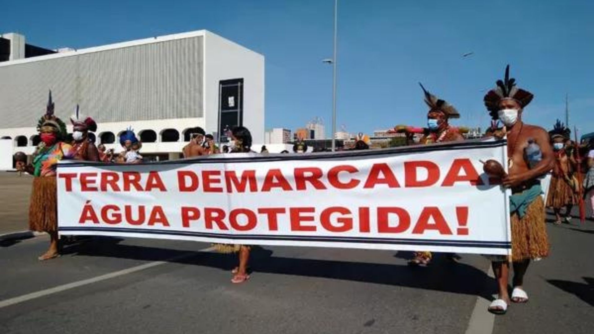 Indigenas protestam contra garimpo apoiado por governo Bolsonaro
