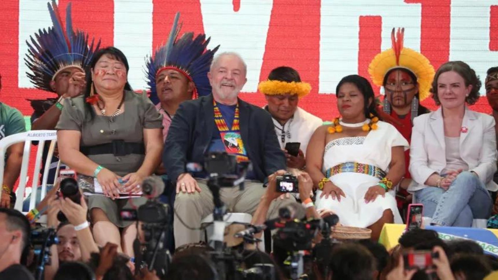 Lula vai a evento com indigenas