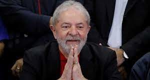Lula com as duas mãos juntas