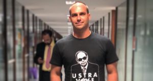 Eduardo Bolsonaro com camisa do Ustra