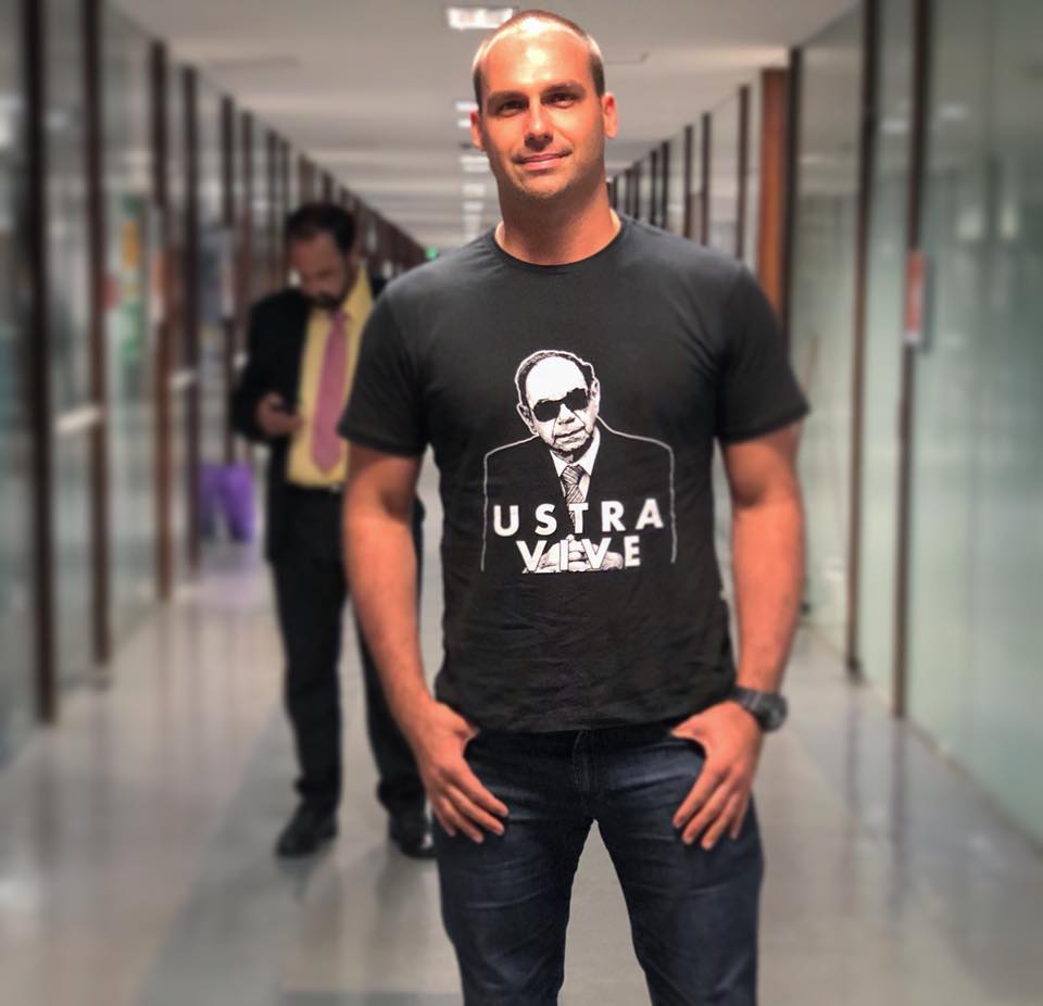 Eduardo Bolsonaro com camisa do Ustra