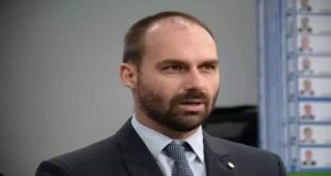 Eduardo Bolsonaro é condenado a indenizar Omar Aziz