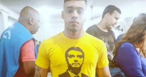 Gabriel Monteiro usando camiseta com o rosto de Bolsonaro.