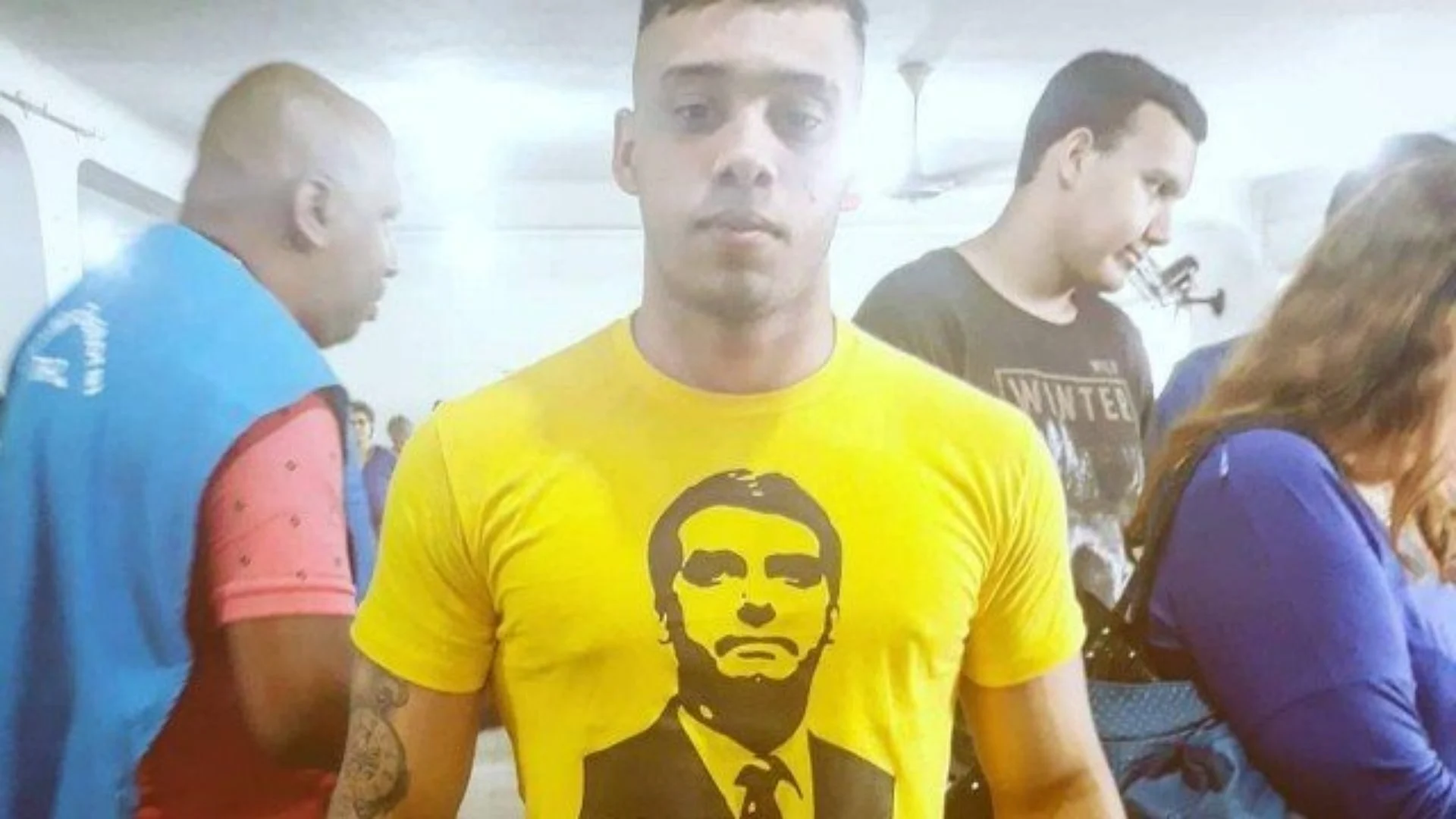 Gabriel Monteiro usando camiseta com o rosto de Bolsonaro.