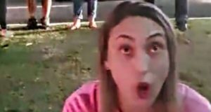 A condutora do veículo, Adriana Felisberto Pereira, falando com dificuldade, por estar embriagada.