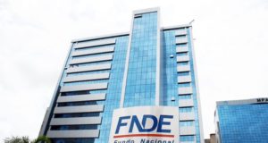 Foto da fachada do prédio do FNDE. Há uma placa com os dizeres "FNDE - Fundo Nacional de Desenvolvimento da Educação".