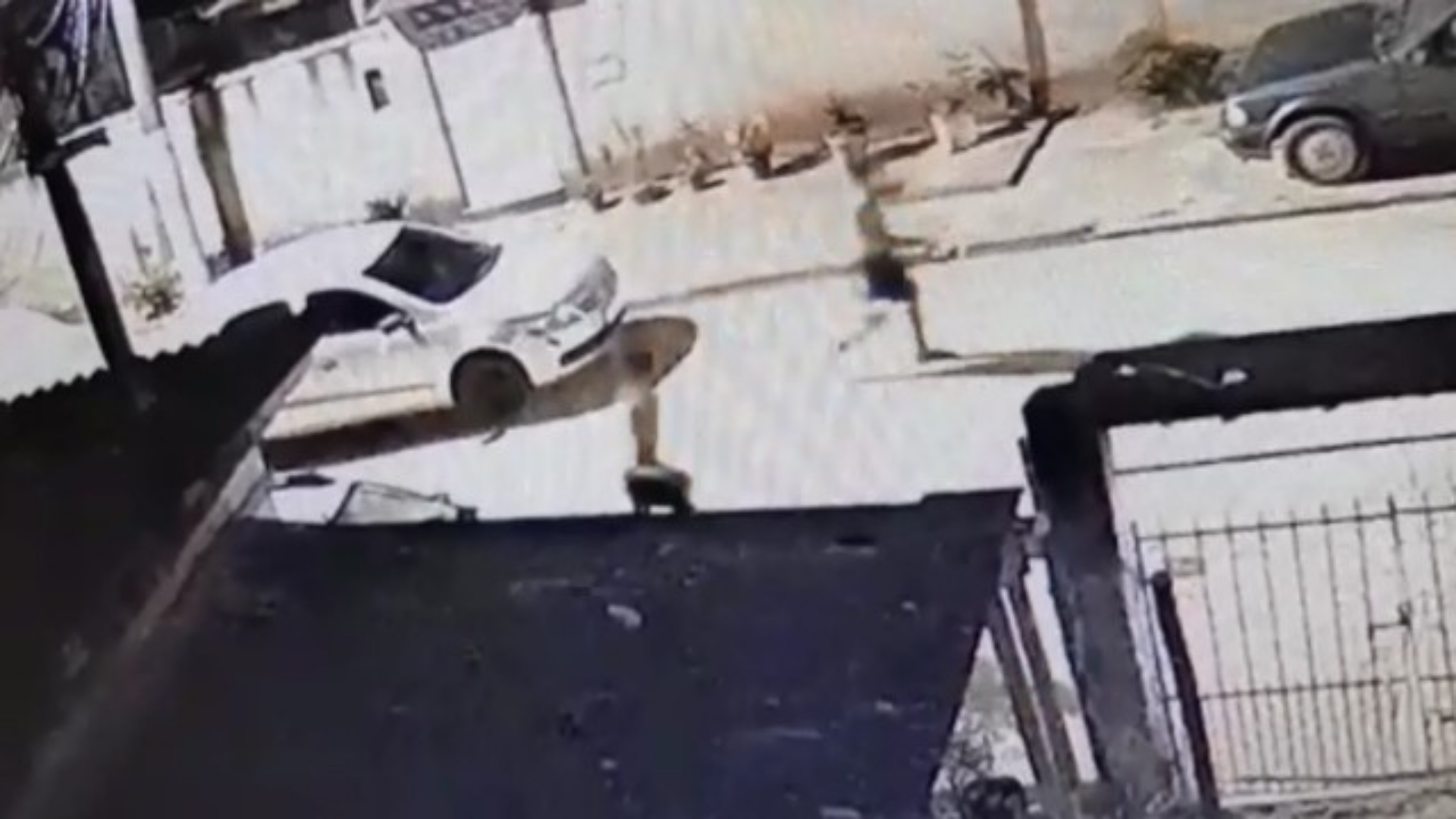 Imagem de câmera de segurança mostra traficantes e carro do casol que foi depredado.