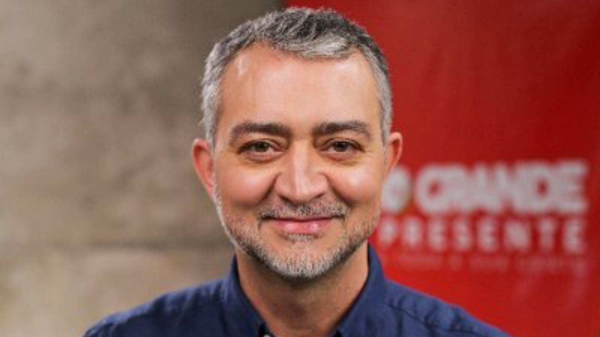 Imagem de Edegar Pretto, com pepe negra, cabelo grisalho e sorridente.