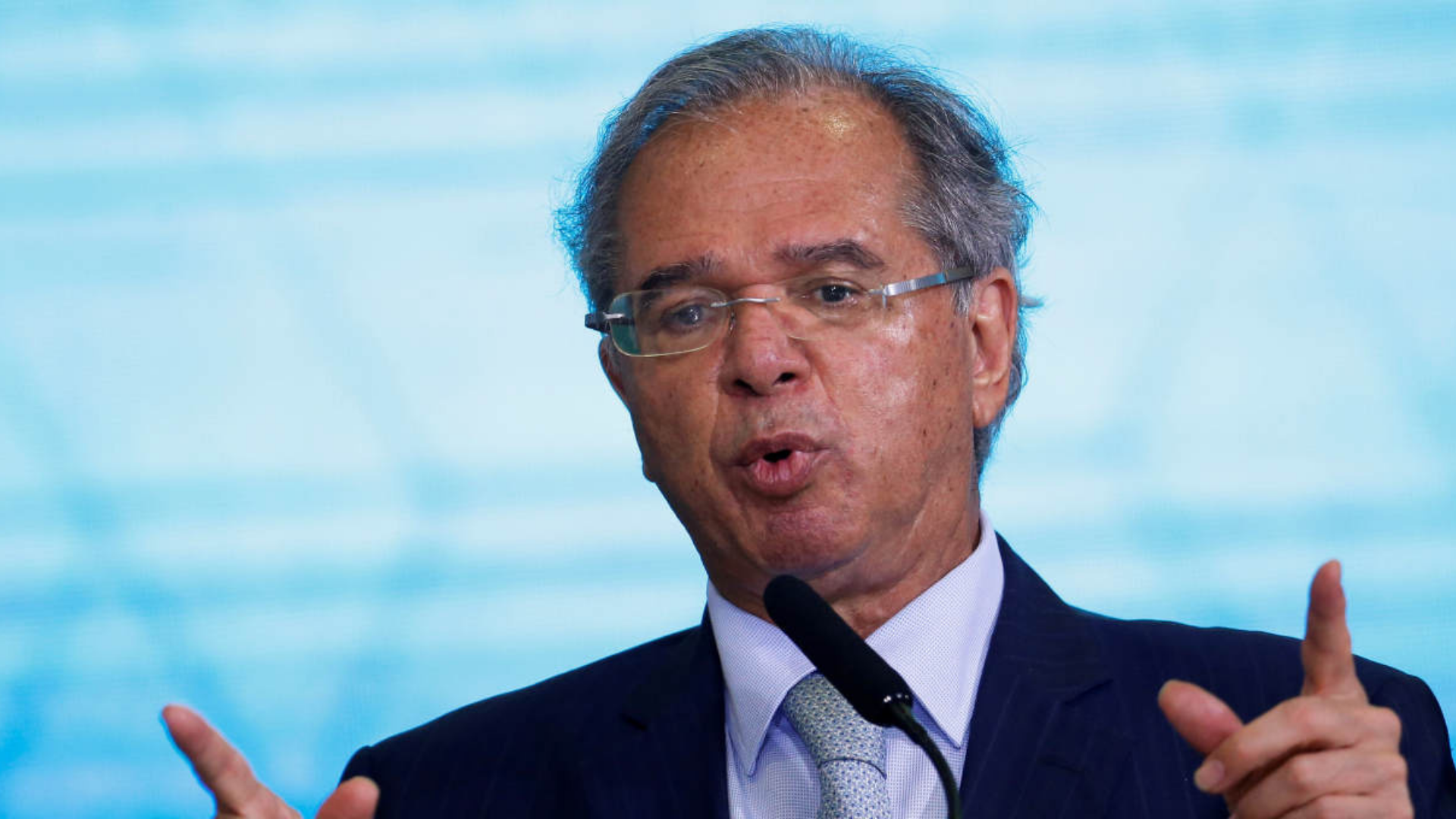 Foto de Paulo Guedes falando ao microfone.