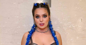 Viih Tube aparece fantasiada com tranças no cabelo, pintado com a cor azul, e olhar sério.