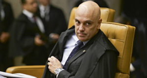 foto de Alexandre de Moraes com olhar desconfortável e sério.