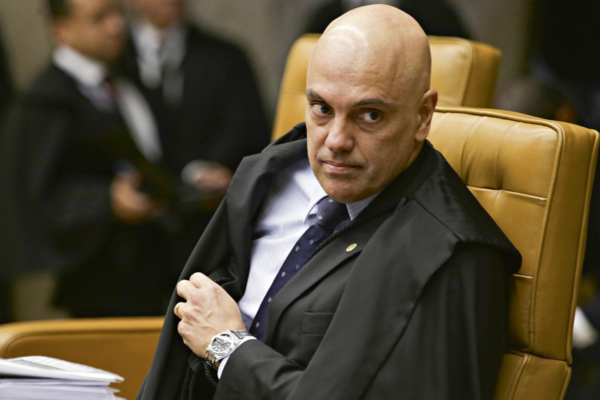foto de Alexandre de Moraes com olhar desconfortável e sério.