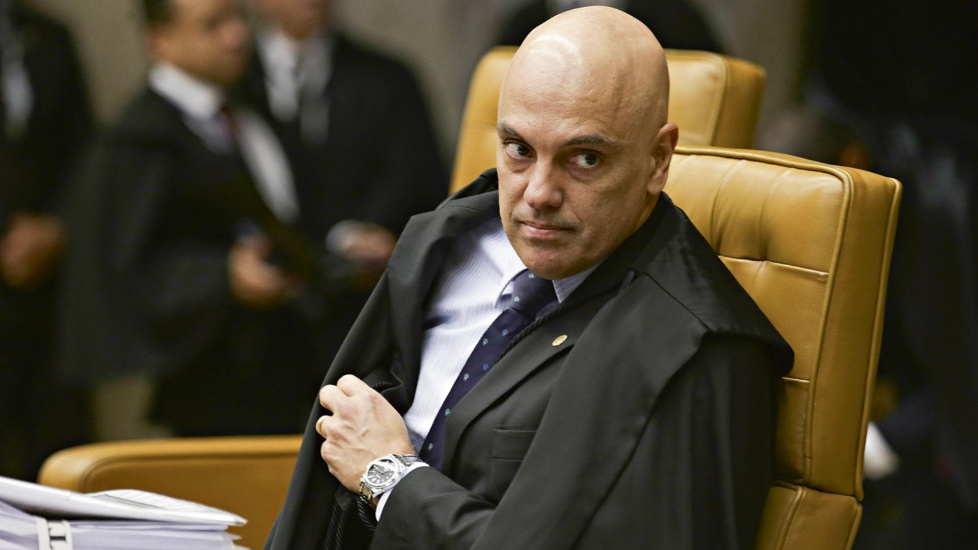 foto de Alexandre de Moraes com olhar desconfortável e sério. 