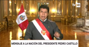 Presidente do Peru suspende o toque de recolher. Foto de Pedro castillo fazendo um anúncio oficial na televisão.