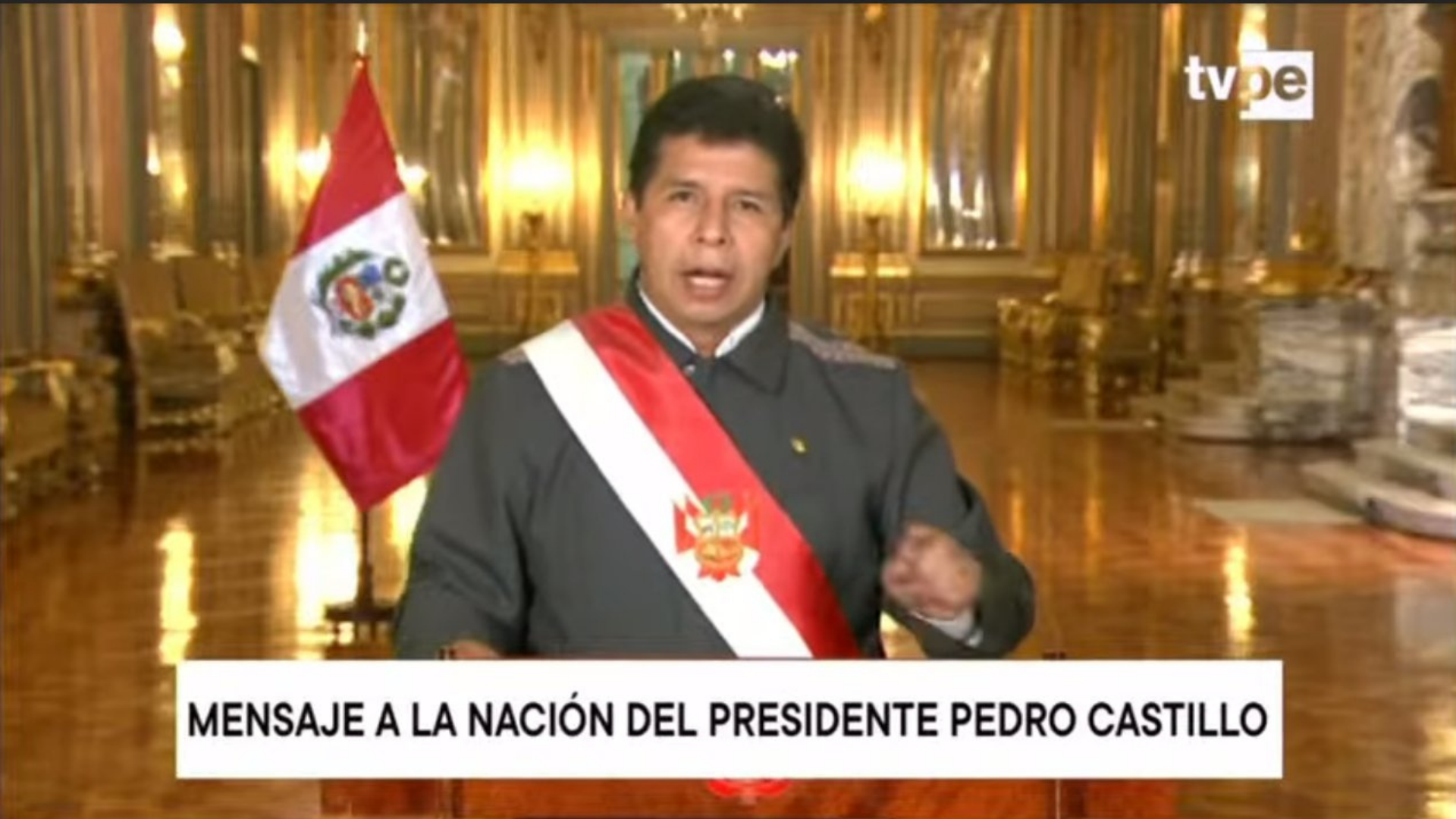 Presidente do Peru suspende o toque de recolher. Foto de Pedro castillo fazendo um anúncio oficial na televisão. 