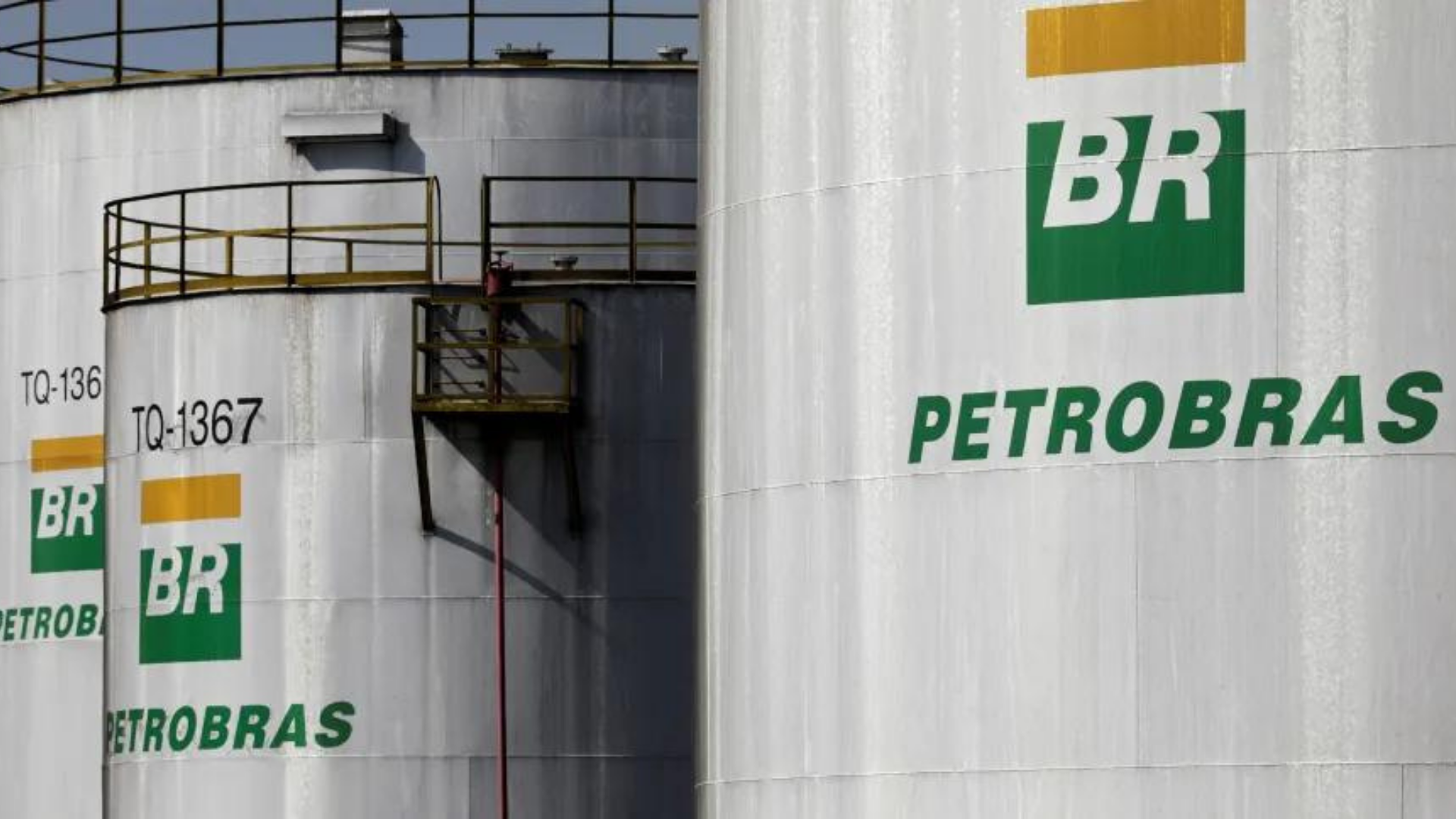 Governo Bolsonaro indica novo nome para ser presidente da Petrobras. Foto de um tanque de armazenamento de combustível com o nome Petrobras.