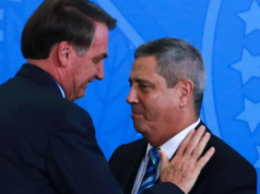Bolsonaro olha para o general braga netto.