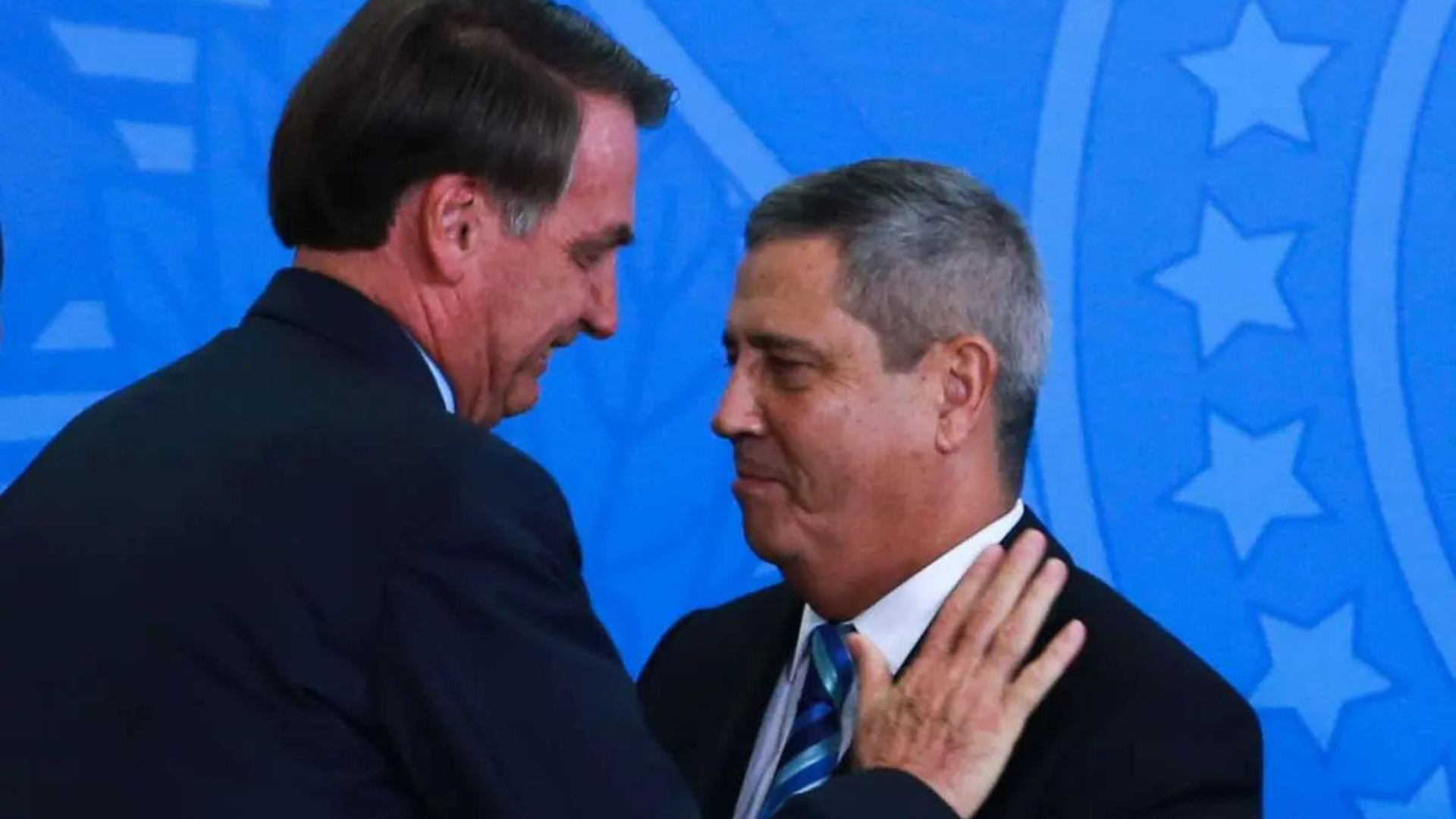 Bolsonaro olha para o general braga netto.