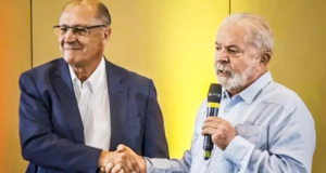Lula e Alckmin estão no mesmo espaço um ao lado do outro.