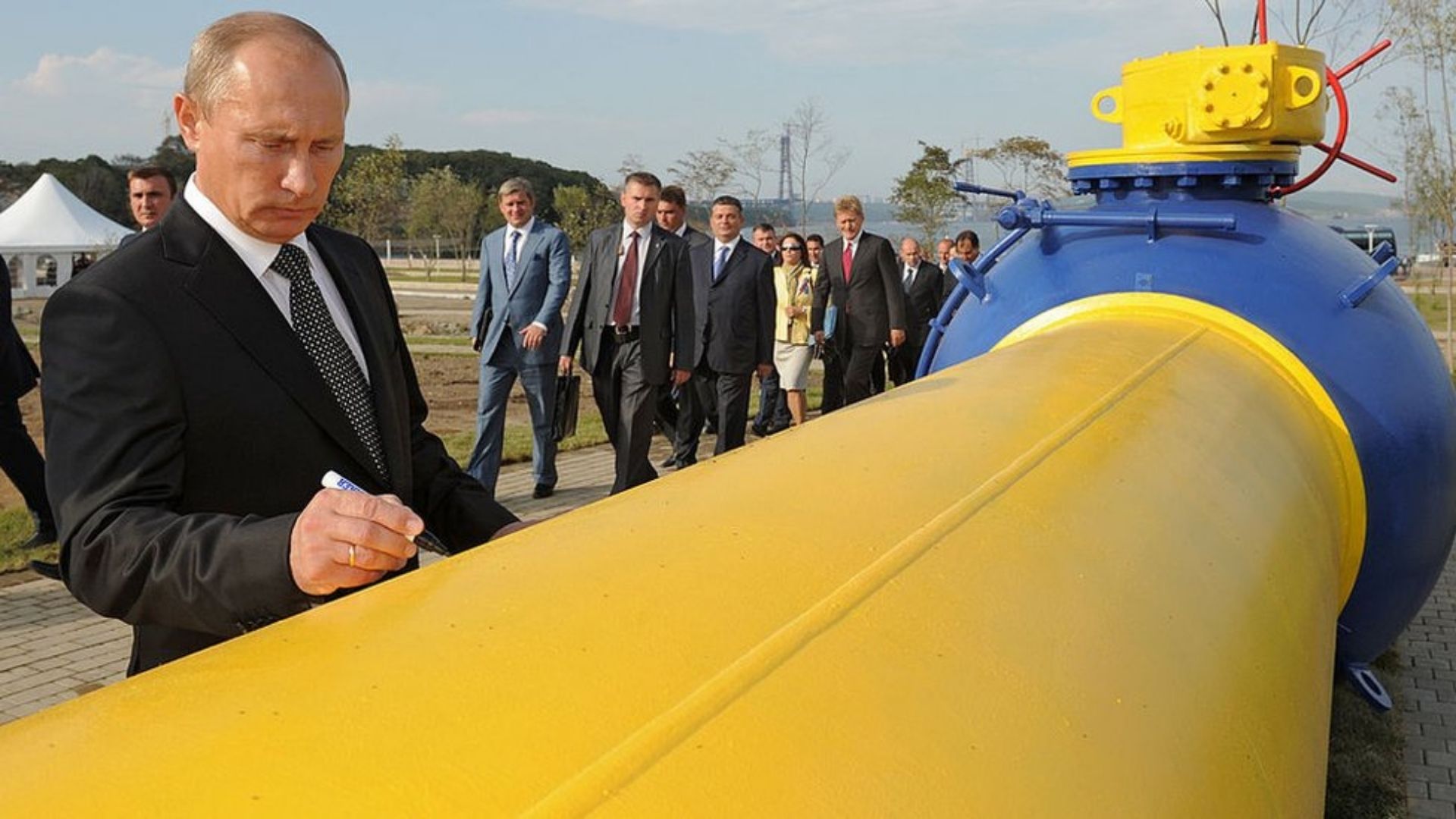 Foto de Putin ao lado de uma tubulação de transporte de gás natural.