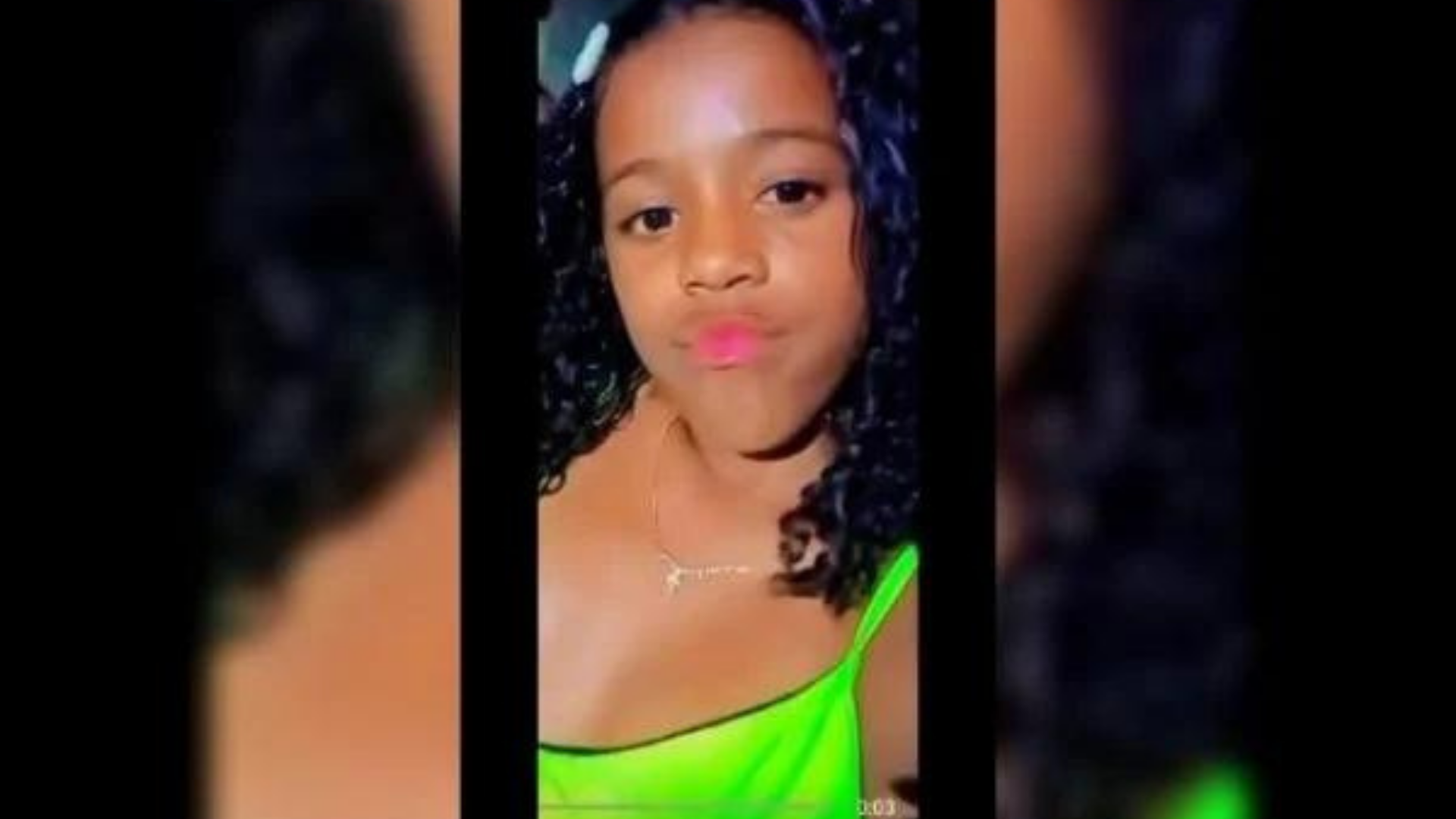 Raquel aparece em uma self. ela tem cabelos cacheados e pele negra.