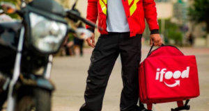 iFood nega contratação de agências para desmobilizar e atacar entregadores. Foto de entregador com uma mochila do iFood.