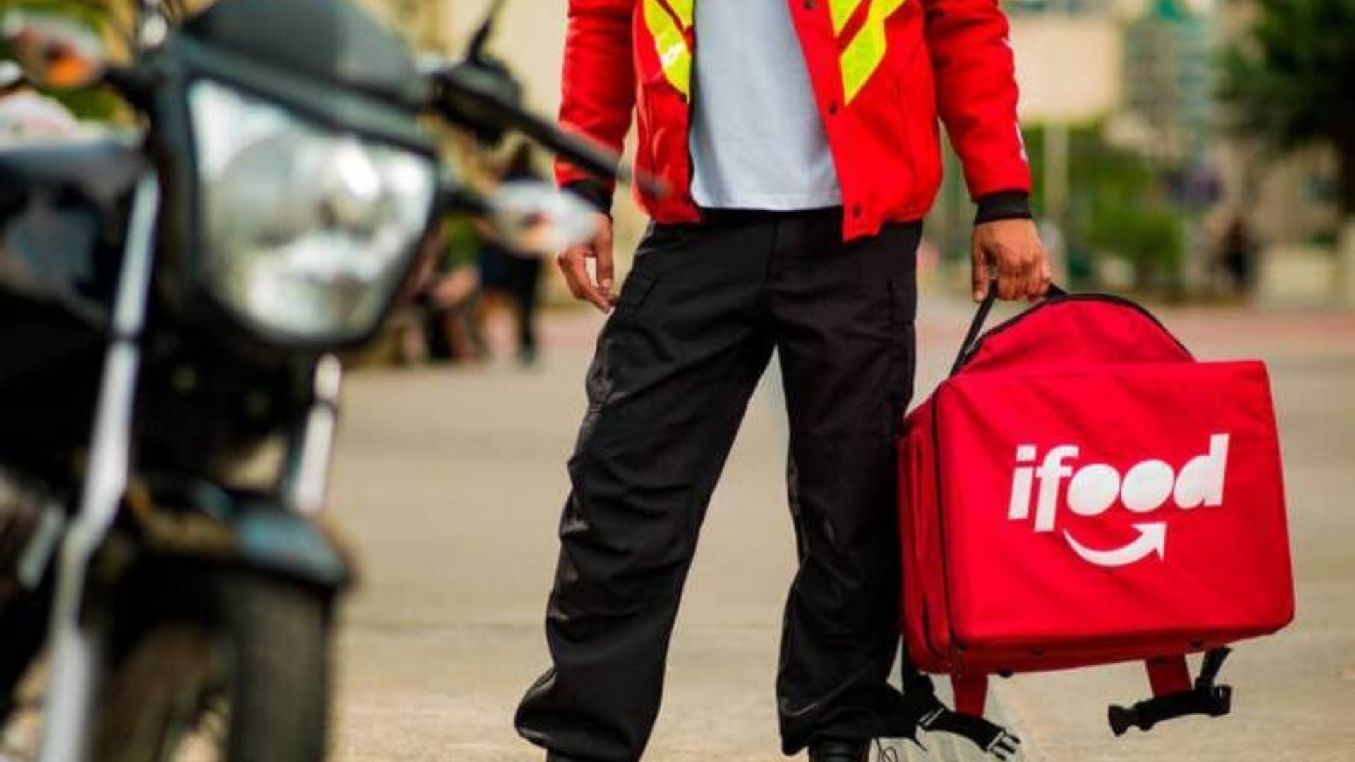 iFood nega contratação de agências para desmobilizar e atacar entregadores. Foto de entregador com uma mochila do iFood.