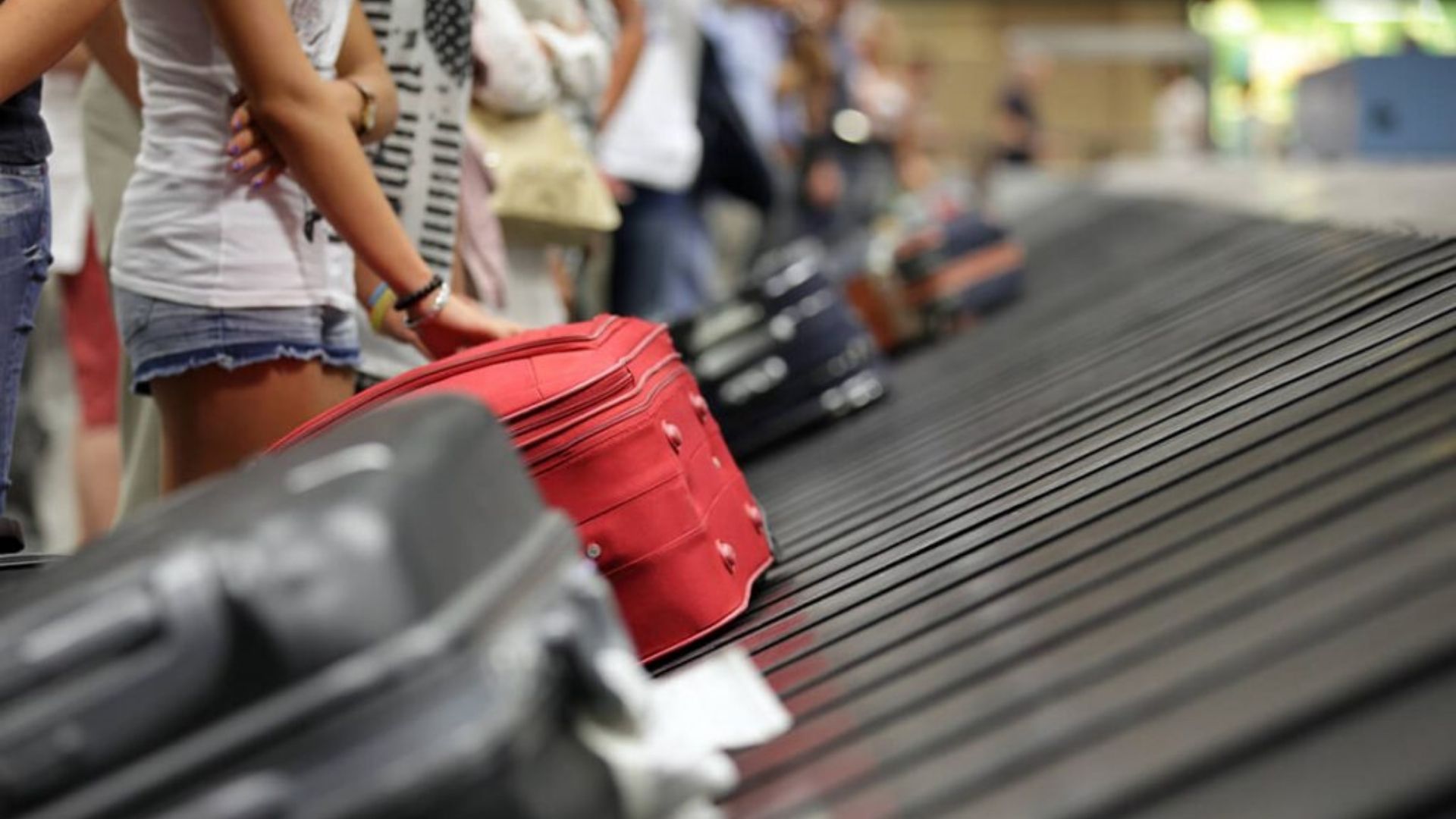 Foto de bagagens em uma esteira de aeroporto.