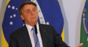 Foto de Bolsonaro com expressão desconcertada.