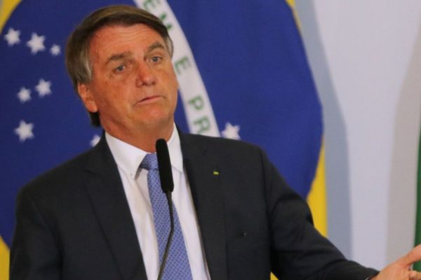 Foto de Bolsonaro com expressão desconcertada.