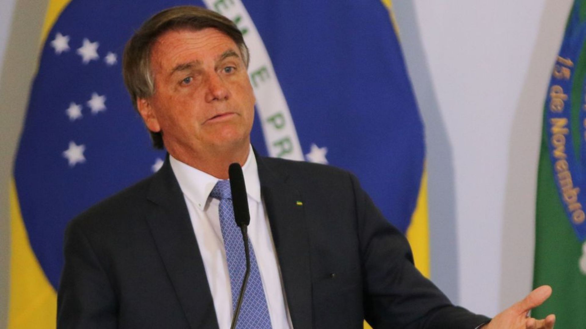 Foto de Bolsonaro com expressão desconcertada.