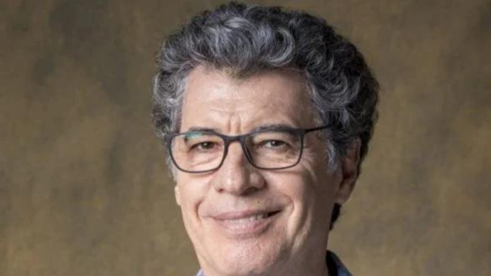 Paulo Betti sobre Ciro ser ministro de Lul. Foto do ator sorrindo, ele tem cabelo grisalho e sorri.
