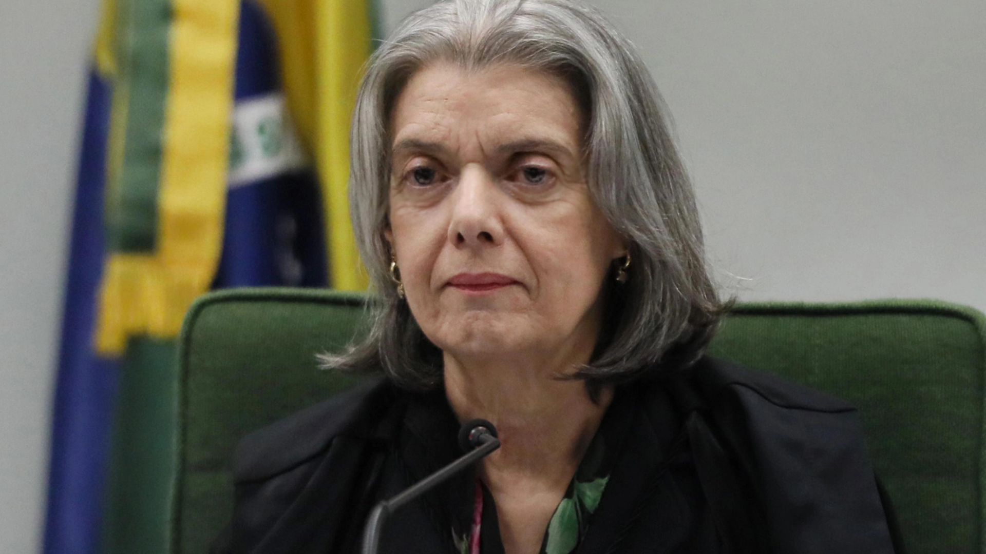 Foto de Carmén Lúcia com uniforme do STF, pele branca e cabelos brancos.