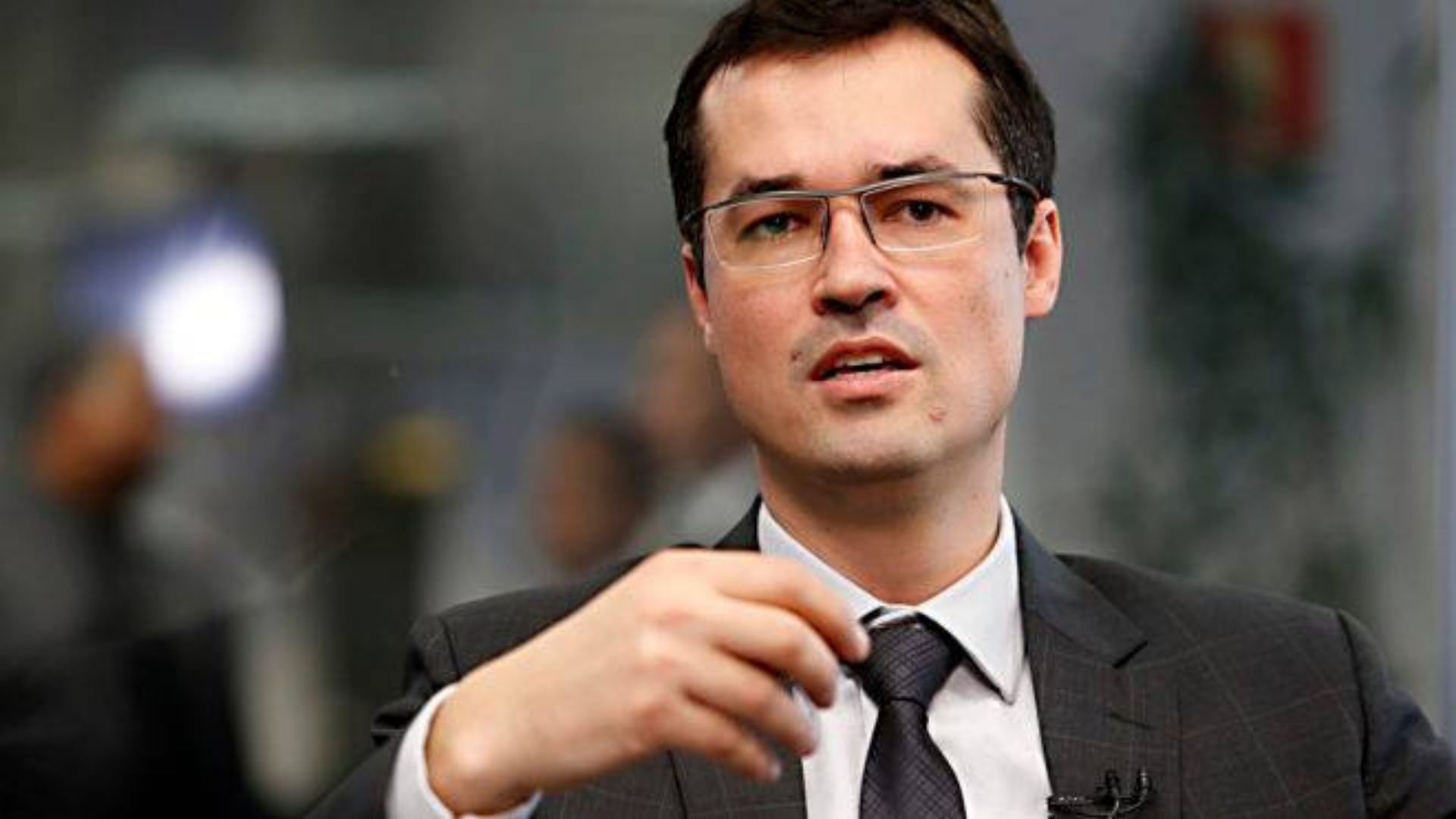 Deltan Dallagnol ganha cargo após saída de Moro do Podemos. Foto do ex-procurador falando em um evento.