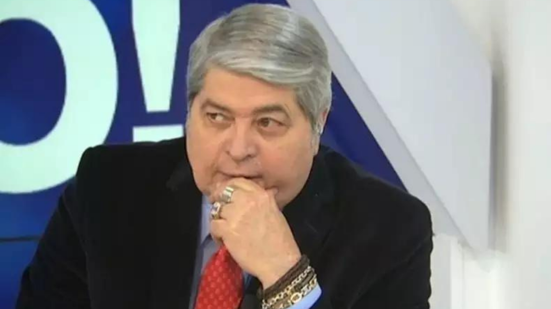 Datena tem olhar preocupado e expressão séria.