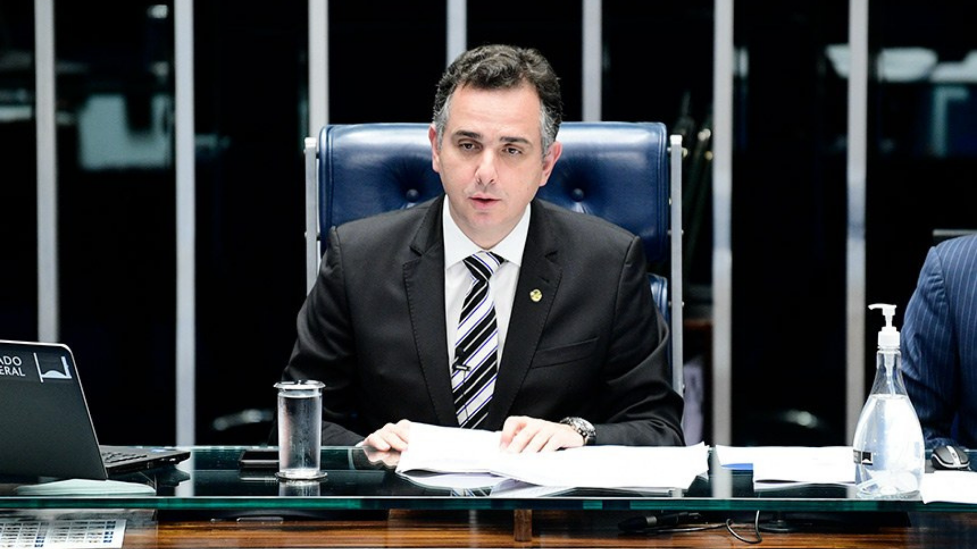 Pacheco sobre criação da CPI do MEC: "Tem que ter um fato". Foto de Rodrigo Pacheco falando ao microfone na mesa diretora do Senado.