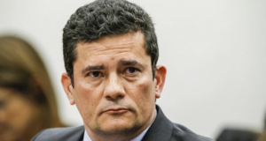 Moro lança site com artigos e outras coisas que ninguém se importa. Foto de Moro com expressão preocupada.