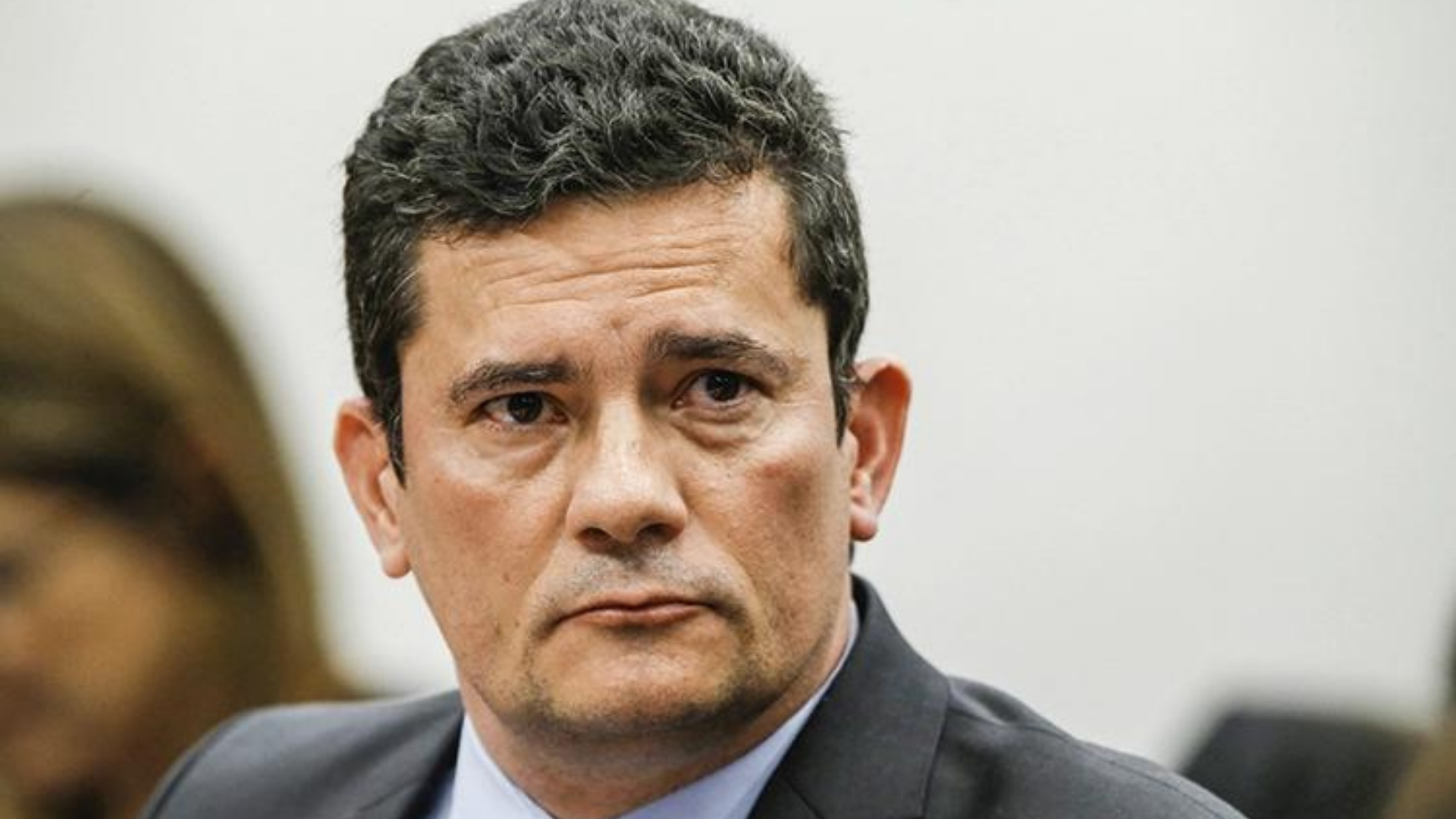 Moro lança site com artigos e outras coisas que ninguém se importa. Foto de Moro com expressão preocupada.