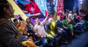 Foto de pessoas sentadas em um ambiente semelhante a um auditório. estão presentes pessoas como Guilherme Boulos, Lula e Talíria Petrone