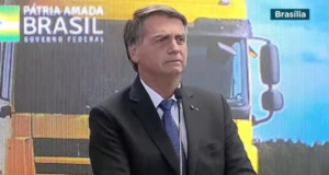 "Corrupção" está mais relacionada a Bolsonaro que Lula nas redes sociais. Foto de Bolsonaro com expressão chateada.