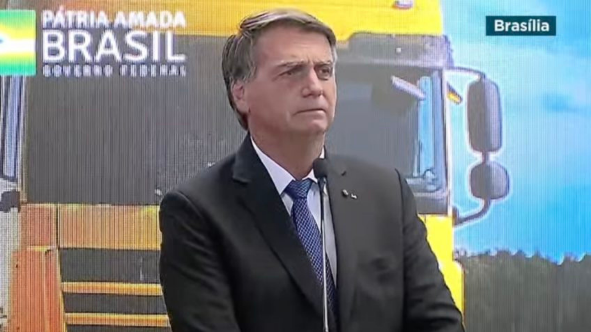 "Corrupção" está mais relacionada a Bolsonaro que Lula nas redes sociais. Foto de Bolsonaro com expressão chateada.