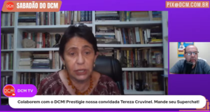 Certo da derrota, Bolsonaro retoma discurso golpista. Print da tela do DCM com Tereza Gruvinel, que usa brincos, uma blusa verde, cabelos lisos curtos e uma estante de livros ao fundo.