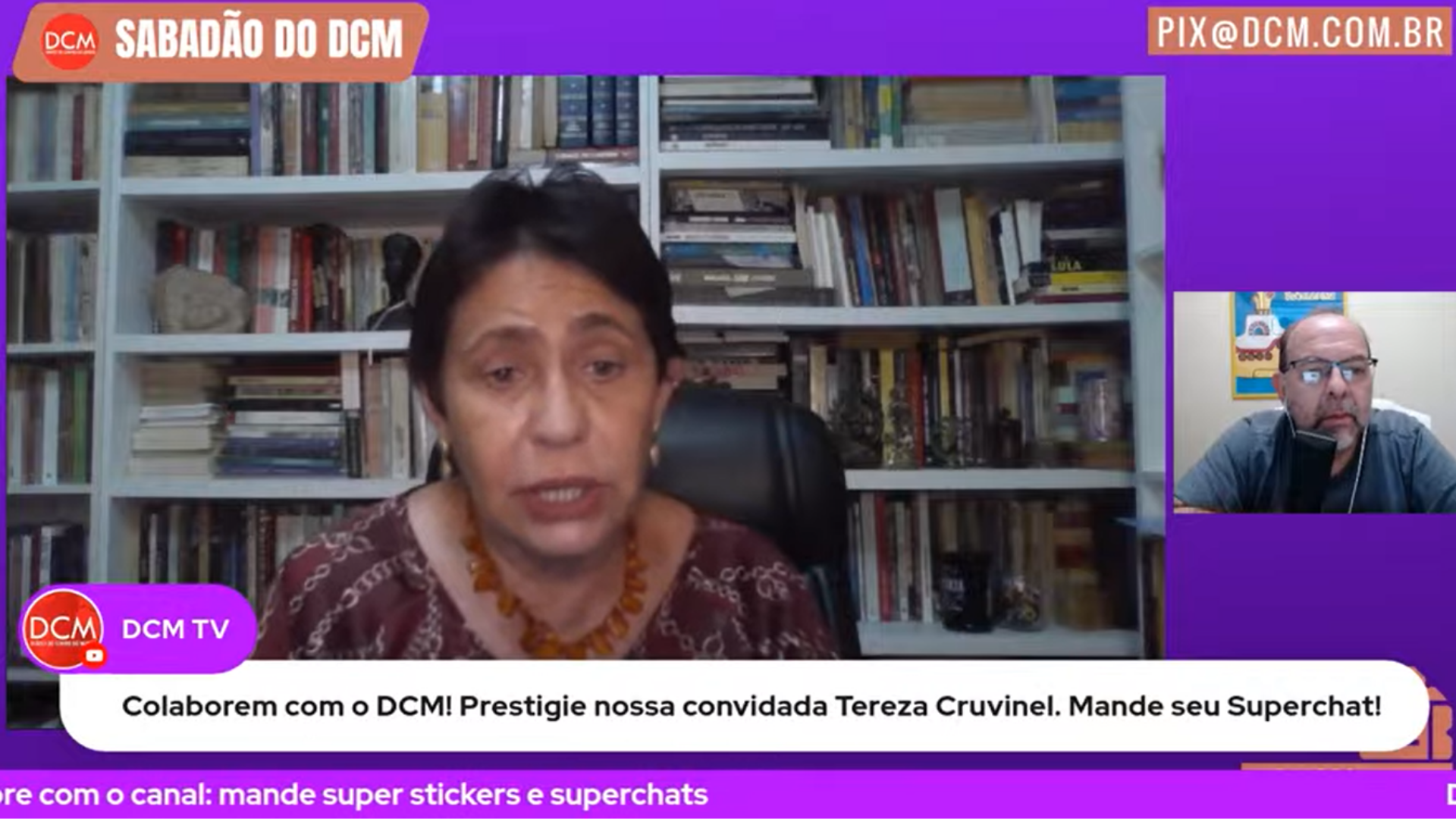 Certo da derrota, Bolsonaro retoma discurso golpista. Print da tela do DCM com Tereza Gruvinel, que usa brincos, uma blusa verde, cabelos lisos curtos e uma estante de livros ao fundo.